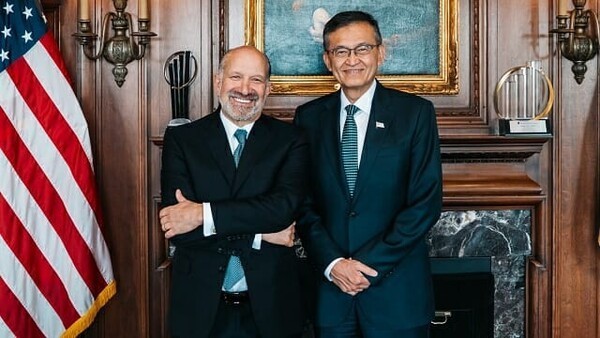 사실상 국영기업이 된 인텔의 미례는? 러트닉 미 상무장관과 인텔 CEO (출처 : X)