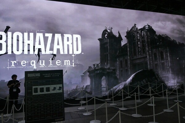 캡콤 부스에서는 벽면의 거대 디스플레이를 이용해 트레일러가 상영되었다. 사진은 개장 전 모습이라 아직 줄은 서 있지 않다.