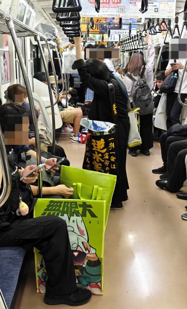 전시회가 끝난 뒤 지하철 풍경은 더 이상 일본 같지 않았다.