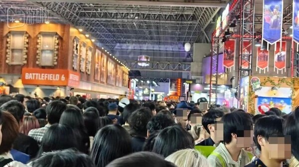 어떤 구역은 사람이 너무 많아 카메라를 제대로 들 수 없을 정도였다.