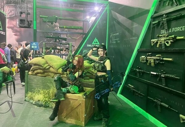 뒤쪽에 크게 걸린 스네이크의 전시판을 눈여겨봤을지도 모른다.