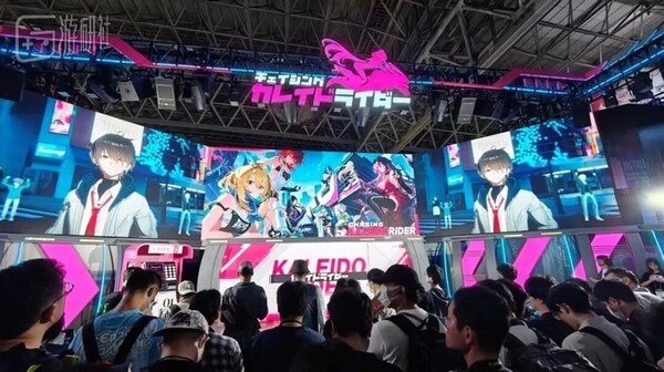 오프라인 게임쇼에 처음 등장한 '체이싱 칼레이도라이더' 부스 앞에는 인파가 몰렸고, 이 게임은 텐센트 산하 신생 스튜디오 Fizzglee Studio가 개발했다.