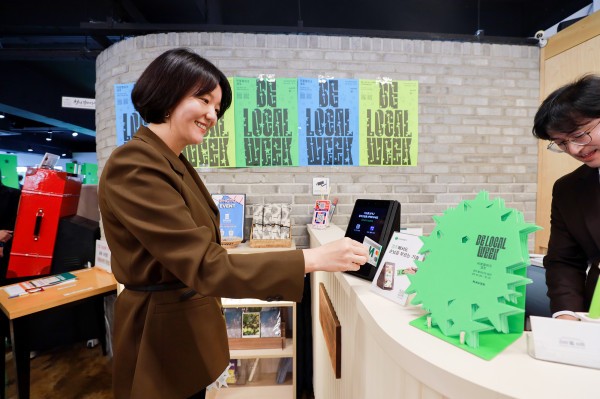 사진: 캠페인 현장에서 네이버페이 오프라인 통합 단말기 ‘Npay 커넥트’로 결제를 진행 중인 최수연 대표