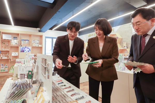 사진: ‘비로컬위크’ 캠페인 현장 방문해, 로컬 사업자와 함께 상품을 둘러보는 네이버 최수연 대표 (가운데)