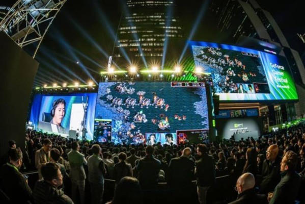 사진: 지난 10월 30일, 개최된 지포스 게이머 페스티벌(GeForce Gamer Festival)에서 홍진호와 이윤열이 스타크래프트 경기를 펼치고 있다.