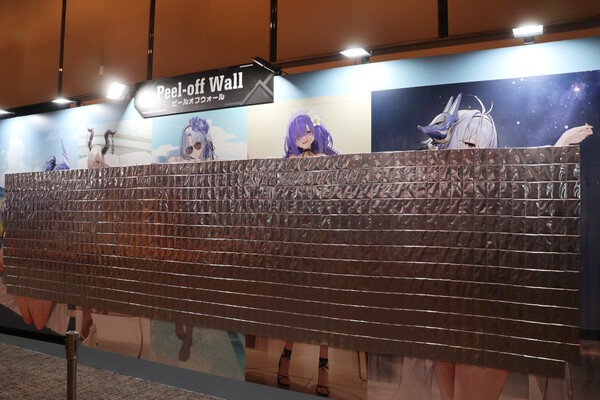 필오프 월. 특별 사양 카드를 떼어내면, KAN-SEN의 일러스트가 서서히 드러난다.