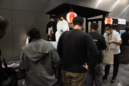 티셔츠와 장패드, 아크릴 키홀더가 판매되던 굿즈 부스. 스테이지 이벤트가 없는 자유로운 시간대에는 긴 줄이 생성됐다. 