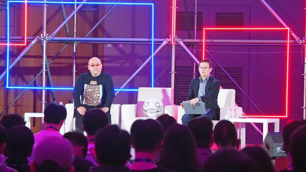 단상에는 요코 타로의 본체(?)만이 앉아 있었다.