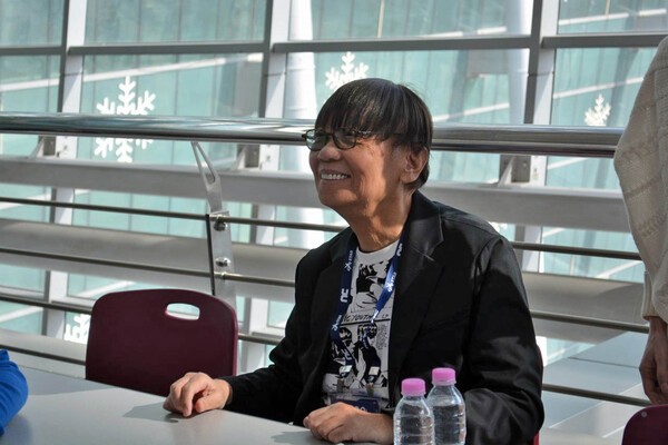 강연 종료 후 사인회에 응하는 호리이. 긴 줄이 이어져 있었다.