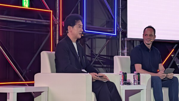 왼쪽이 코노 카즈토키 씨, 오른쪽이 다니엘 롭슨 씨