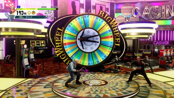 카지노 스테이지의 거대 룰렛은 특히 재미있는 기믹 지형이다. 당첨되면, 차서 부딪히는 페인트 통부터 적을 베어내는 대도끼까지 다양한 무기가 떨어진다.