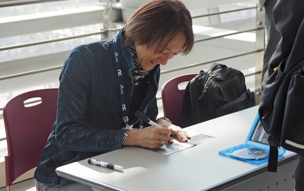 세션 종료 후, 사인회의 한 장면.