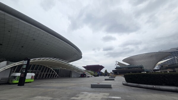 아트센터 등이 밀집된 문화 컴플렉스에 자리잡은 상해 메르세데스 벤츠 아레나