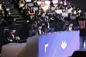 [LCK 현장] 젠지, 패자 3R 1세트서 T1에게 역전승