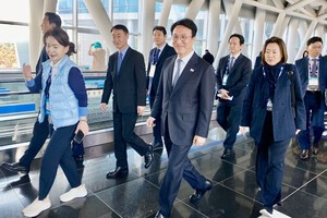 [현장] 김민석 총리 '지스타 2025' 현장 찾아 게임 업계와 소통